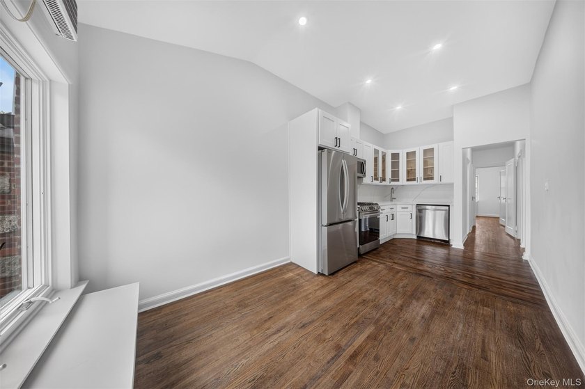 Perfectly situated in the heart of desirable Forest Hills, this - photo 5