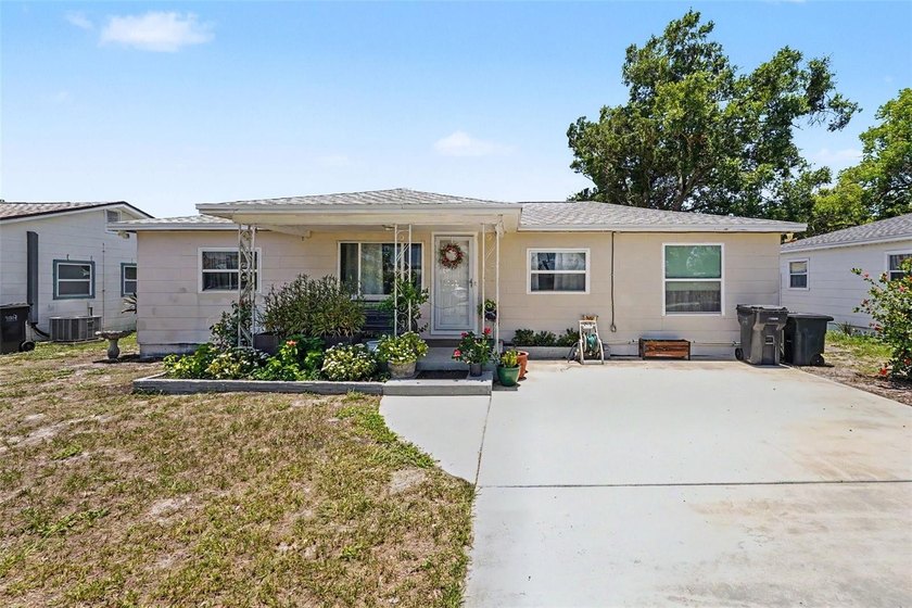 This 3-bedroom, 1-bath single-family home is located in a - photo 3