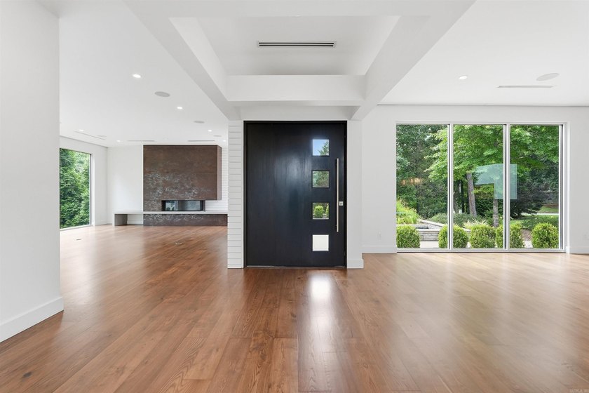 An extraordinary one-level estate in the prestigious gated - photo 5