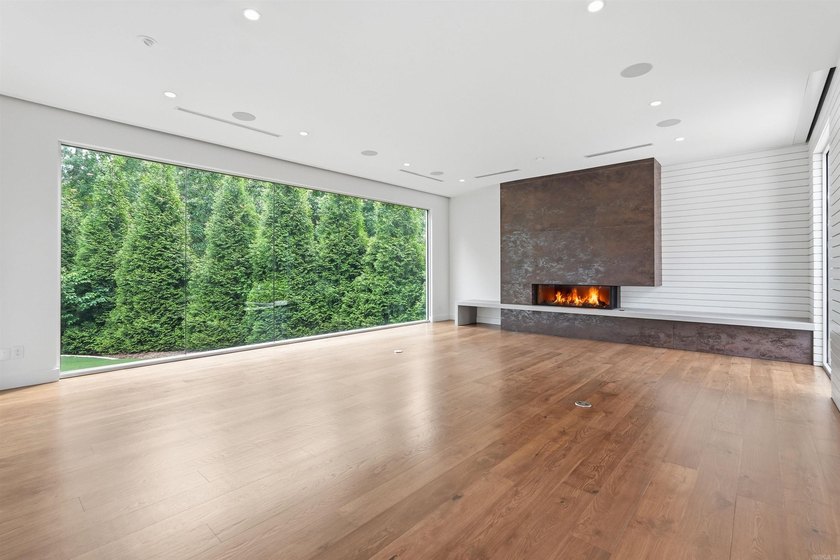 An extraordinary one-level estate in the prestigious gated - photo 7