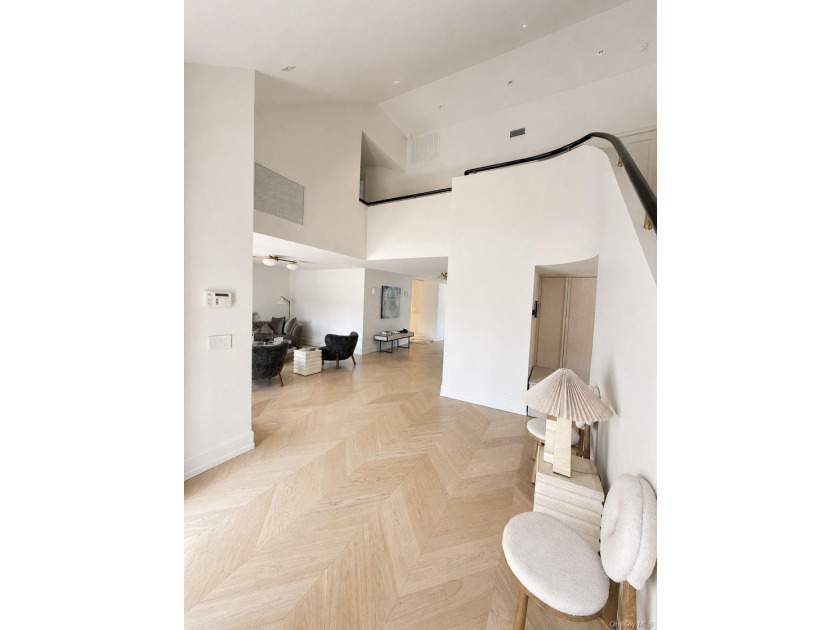 Welcome to this exceptional contemporary residence featuring 6 - photo 2
