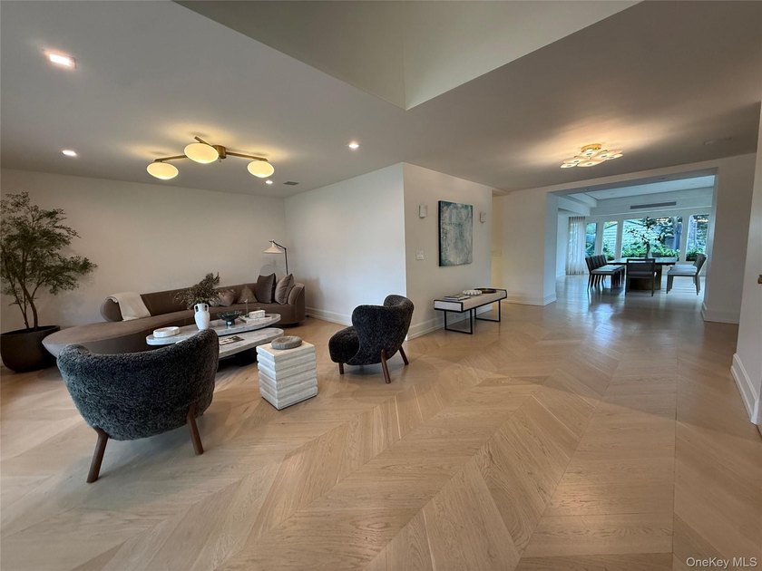 Welcome to this exceptional contemporary residence featuring 6 - photo 4