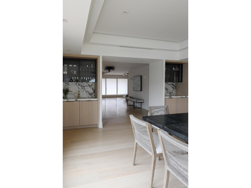 Welcome to this exceptional contemporary residence featuring 6 - photo 9