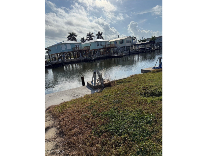 Wide canal, beautiful sunsets, deep, quick access to the gulf - photo 3