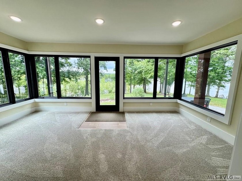 Beautiful Private Point Lake Retreat on the Roanoke River - photo 15