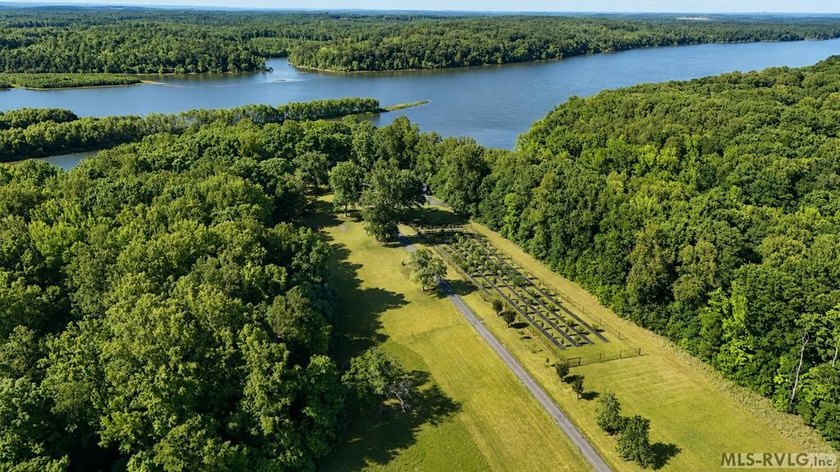Beautiful Private Point Lake Retreat on the Roanoke River - photo 39