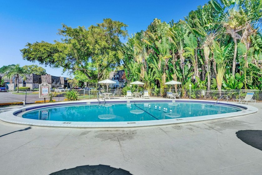 Beautiful peaceful courtyard view. Two bedroom /Two bath first - photo 2