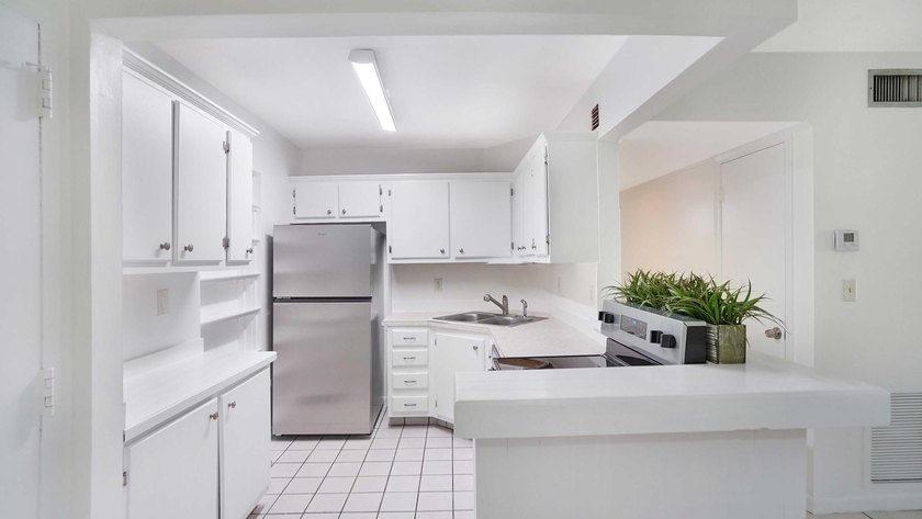 Beautiful peaceful courtyard view. Two bedroom /Two bath first - photo 3