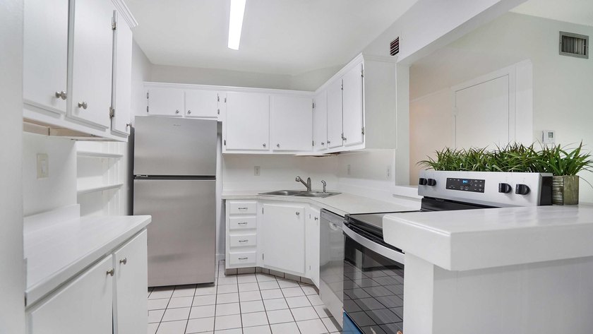 Beautiful peaceful courtyard view. Two bedroom /Two bath first - photo 4