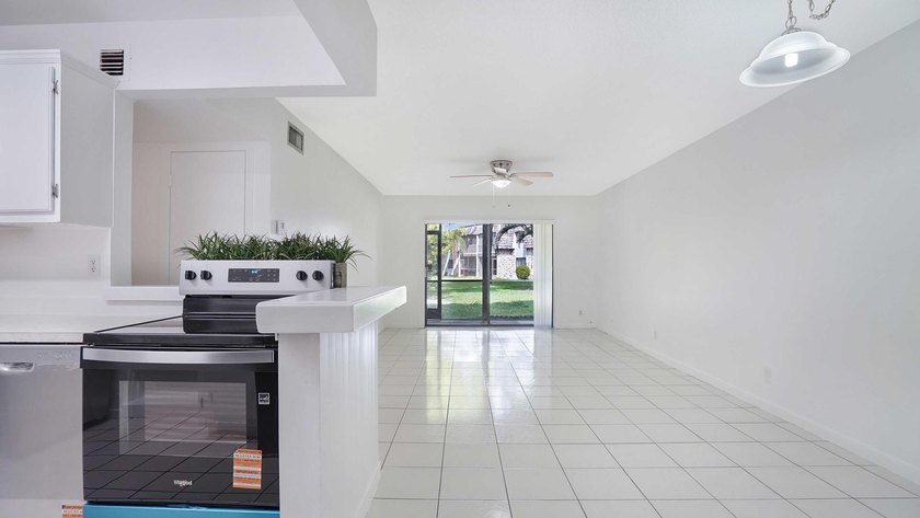 Beautiful peaceful courtyard view. Two bedroom /Two bath first - photo 6
