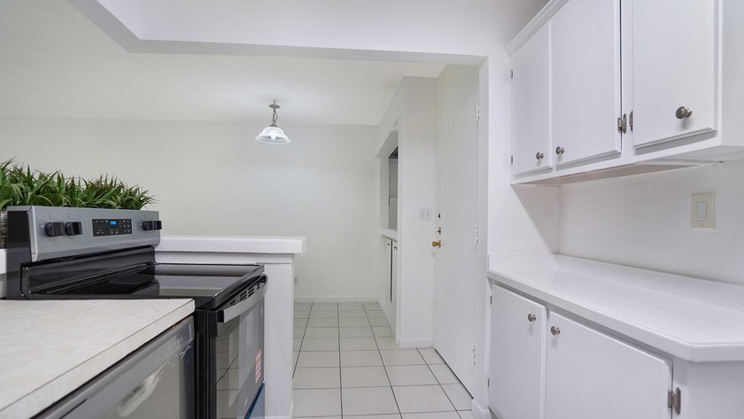 Beautiful peaceful courtyard view. Two bedroom /Two bath first - photo 9