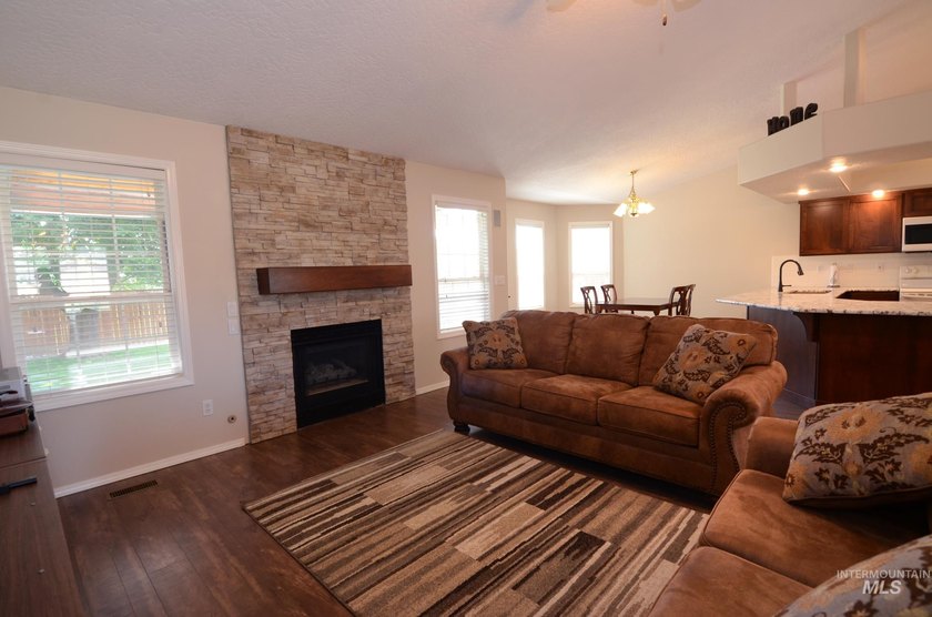 This charming, turn-key former parade home is completely move-in - photo 11