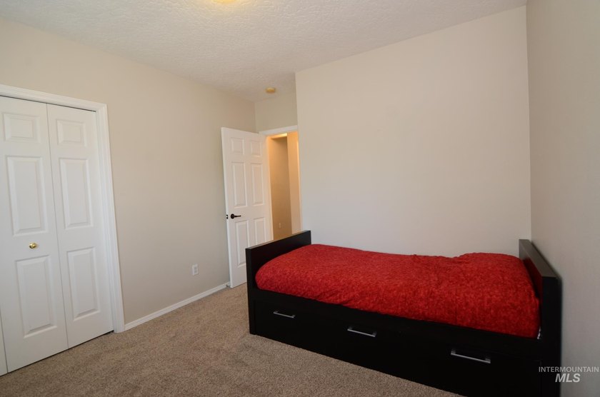 This charming, turn-key former parade home is completely move-in - photo 17
