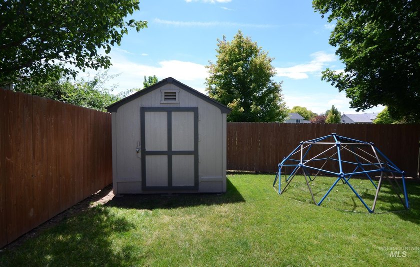 This charming, turn-key former parade home is completely move-in - photo 30