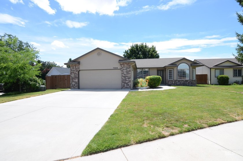 This charming, turn-key former parade home is completely move-in - photo 33