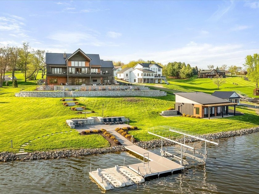 Stunning 5,949 sq ft custom-built luxury waterfront home (238' - photo 50
