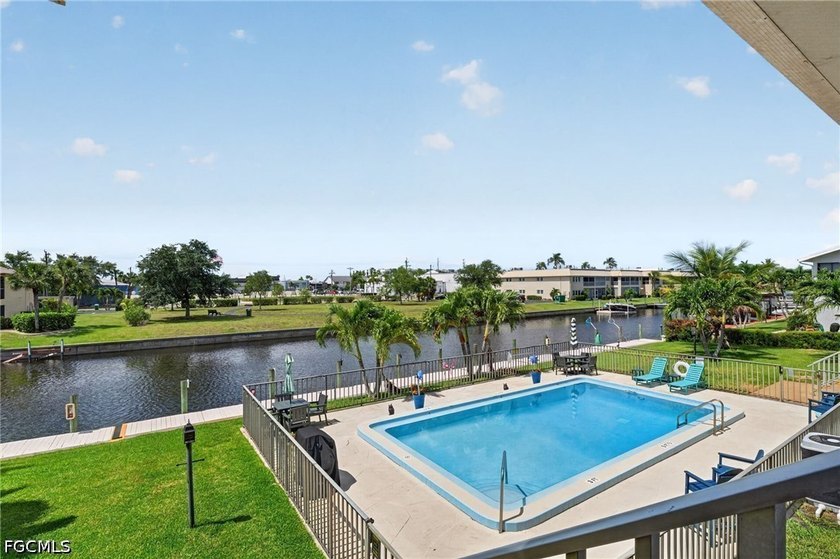 Assurant 1yr. Home Warranty Included! Some condos just feel like - photo 3
