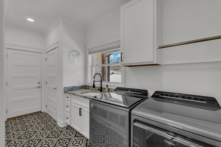 Classy, luxurious comfort with panoramic views of Dale Hollow - photo 11