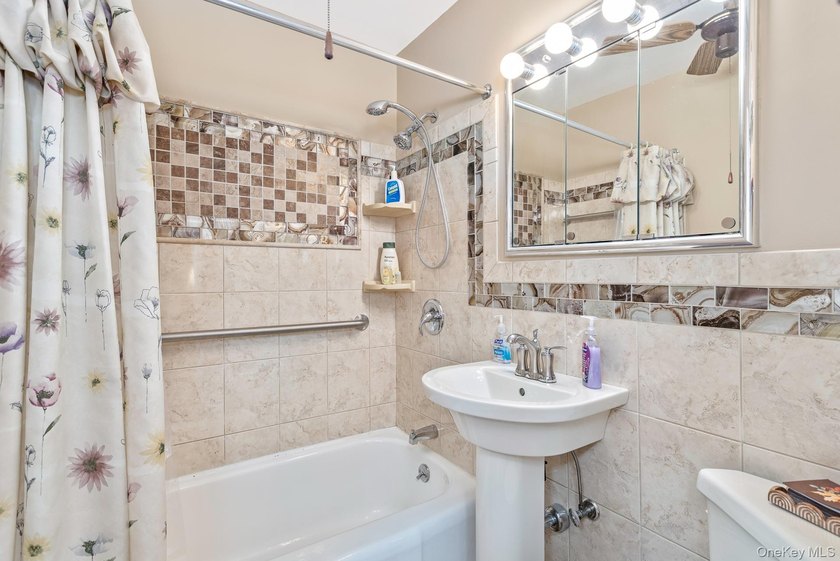 Welcome to 276 Parkway Drive in the Peconic River Park community - photo 18