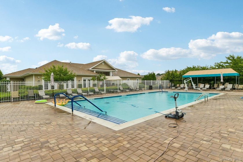 Welcome to 33 Greentree Court, a beautifully appointed - photo 31