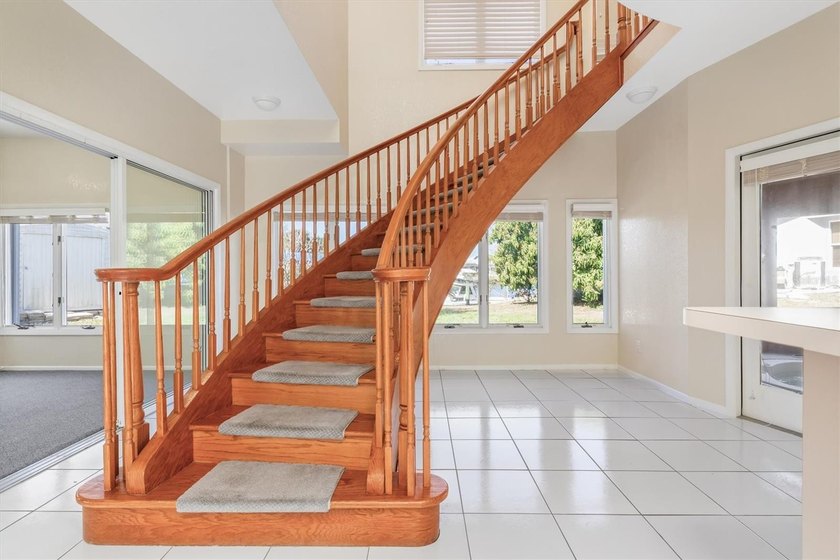 One or more photo(s) has been virtually staged. Rare 5BR/4BA, 3 - photo 3