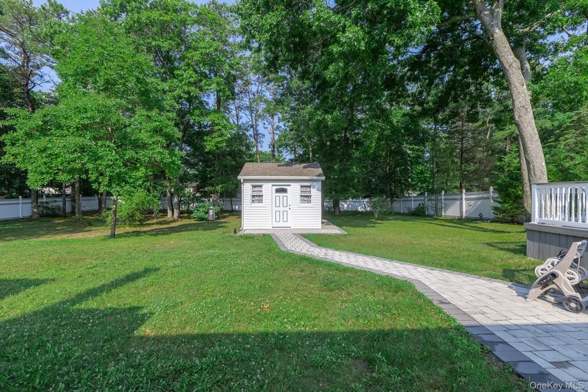Welcome to 276 Parkway Drive in the Peconic River Park community - photo 35