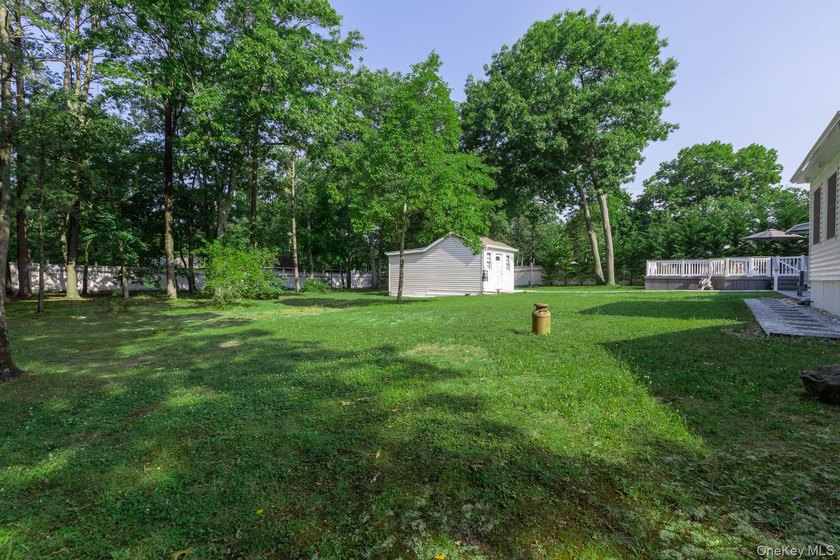 Welcome to 276 Parkway Drive in the Peconic River Park community - photo 39