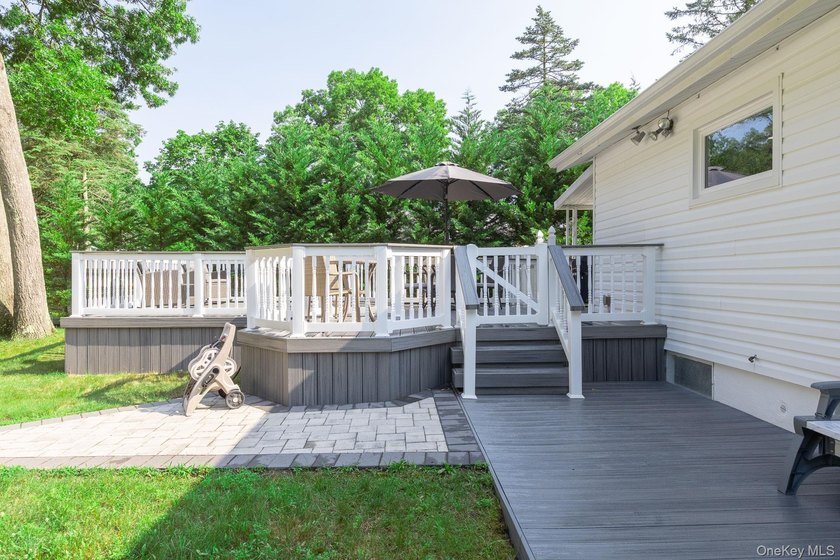 Welcome to 276 Parkway Drive in the Peconic River Park community - photo 41