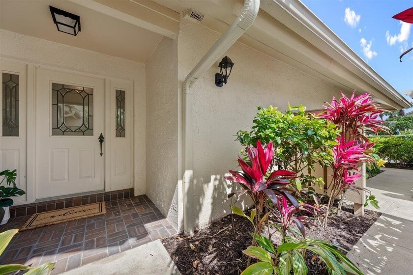 Immaculate and move in ready, this light and bright first floor - photo 3