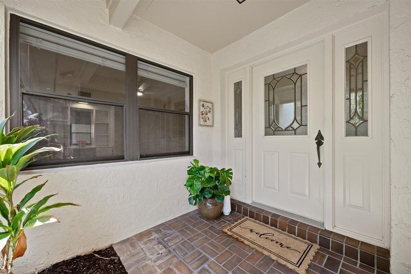 Immaculate and move in ready, this light and bright first floor - photo 4