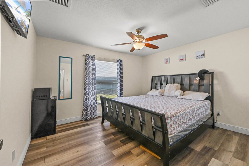 Welcome to this beautiful Port St. Lucie 4 bedrooms and 2 - photo 18