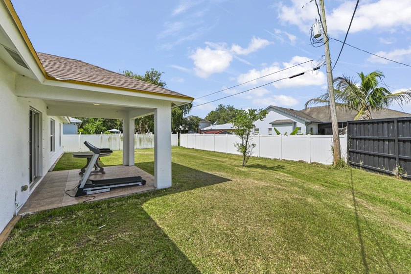 Welcome to this beautiful Port St. Lucie 4 bedrooms and 2 - photo 22