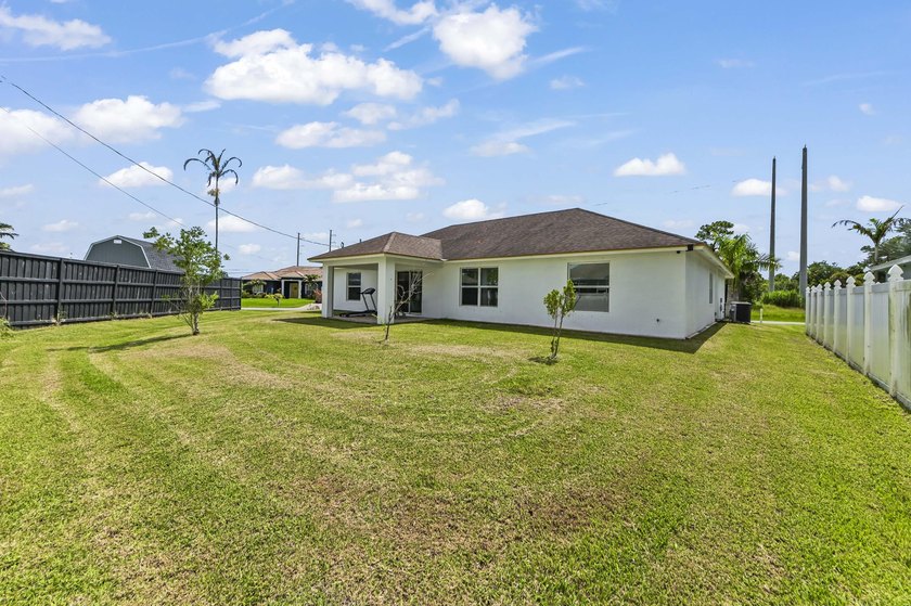 Welcome to this beautiful Port St. Lucie 4 bedrooms and 2 - photo 23