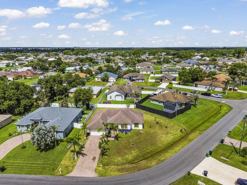 Welcome to this beautiful Port St. Lucie 4 bedrooms and 2 - photo 24