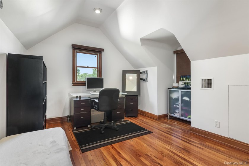 Welcome Home to your Move In Ready Expanded Cape in Massapequa - photo 25