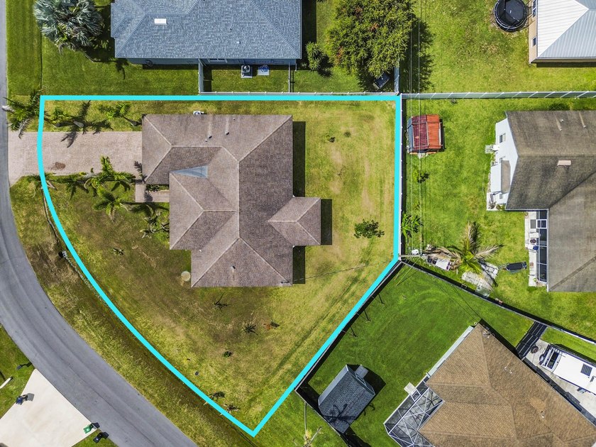 Welcome to this beautiful Port St. Lucie 4 bedrooms and 2 - photo 29