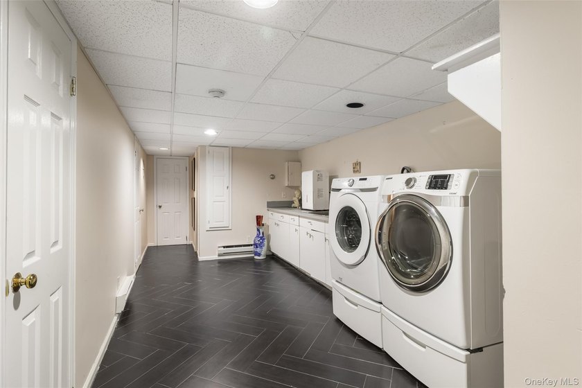 Welcome Home to your Move In Ready Expanded Cape in Massapequa - photo 30