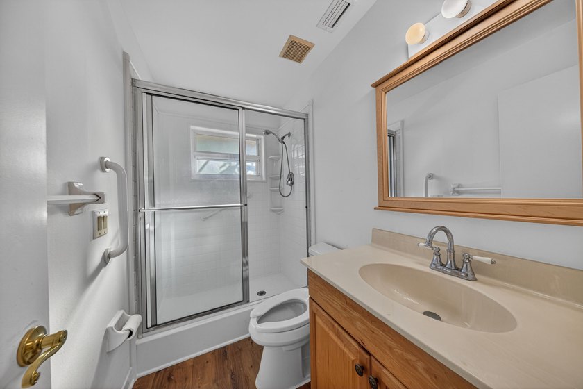A fantastic location in a well-manicured community. This large 2 - photo 7