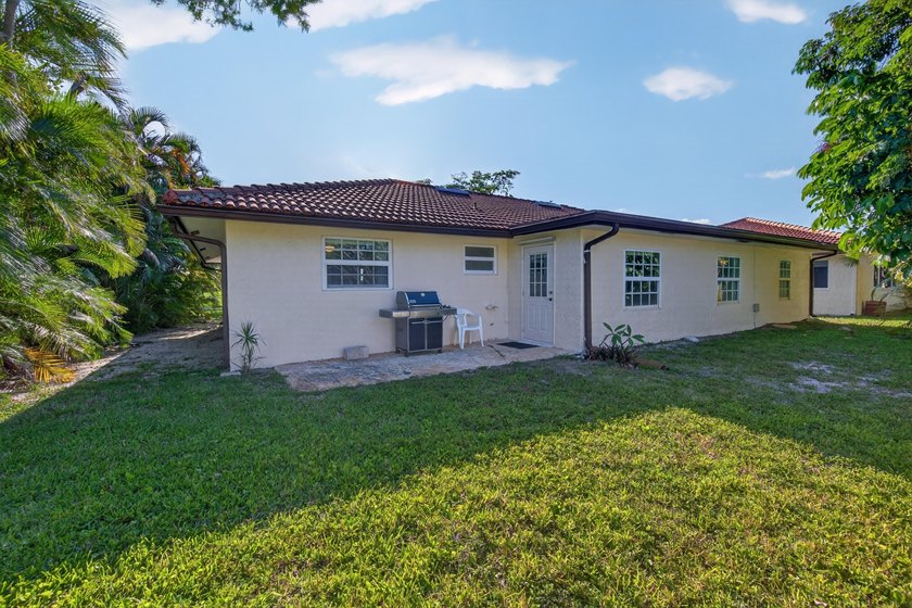 A fantastic location in a well-manicured community. This large 2 - photo 9
