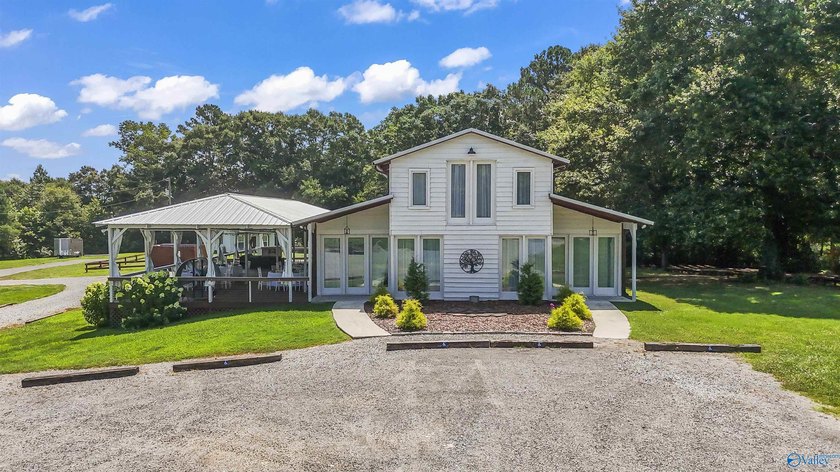 Turnkey wedding venue &amp; income producing property on 20 acres in - photo 2