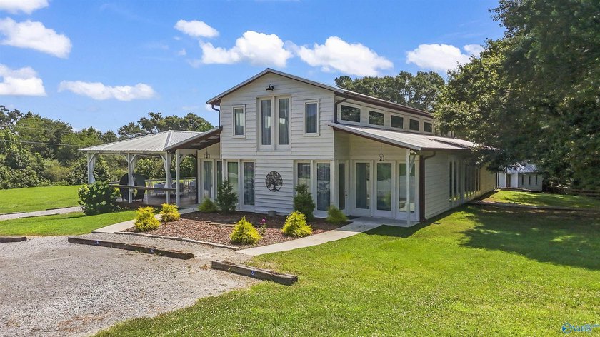 Turnkey wedding venue &amp; income producing property on 20 acres in - photo 2