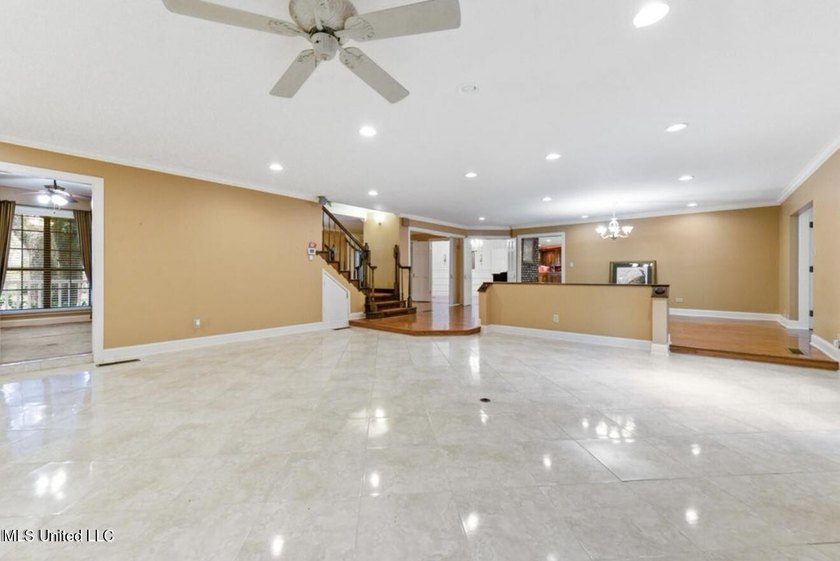 Beautiful Amazing home in Gautier. It has a NEW ROOF and New AC - photo 8
