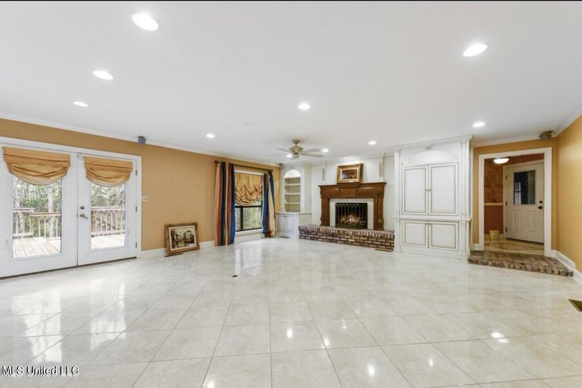 Beautiful Amazing home in Gautier. It has a NEW ROOF and New AC - photo 9
