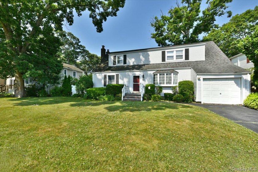 Welcome To 344 New York Ave. In Massapequa Park! This Beautiful - photo 3