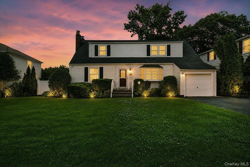 Welcome To 344 New York Ave. In Massapequa Park! This Beautiful - photo 4