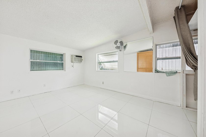 Welcome to this spacious 3 bed and 3 bath home with 2 ensuites - photo 11