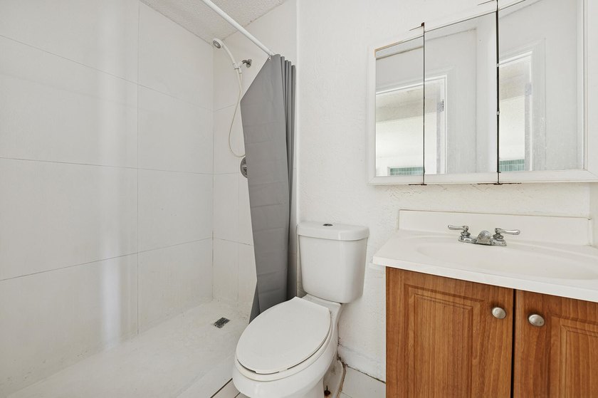 Welcome to this spacious 3 bed and 3 bath home with 2 ensuites - photo 12