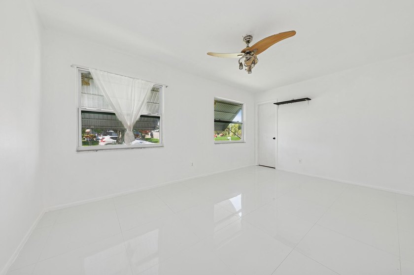 Welcome to this spacious 3 bed and 3 bath home with 2 ensuites - photo 13