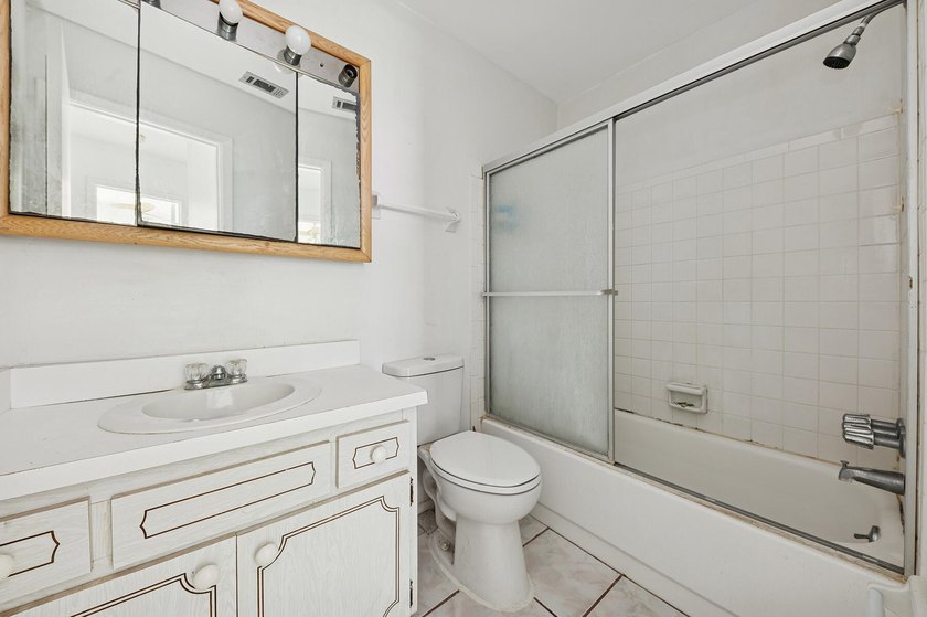 Welcome to this spacious 3 bed and 3 bath home with 2 ensuites - photo 14