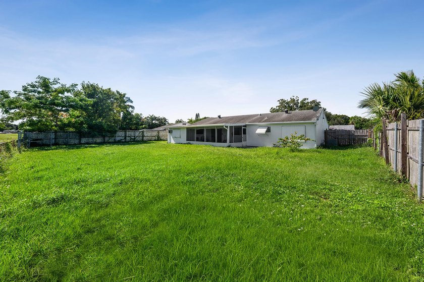 Welcome to this spacious 3 bed and 3 bath home with 2 ensuites - photo 17